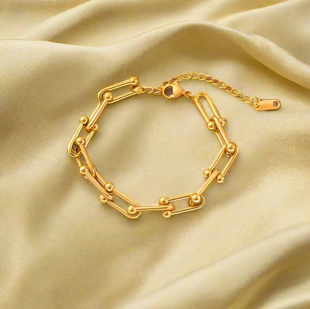 Golden Elegance: The Modern Link Bracelet