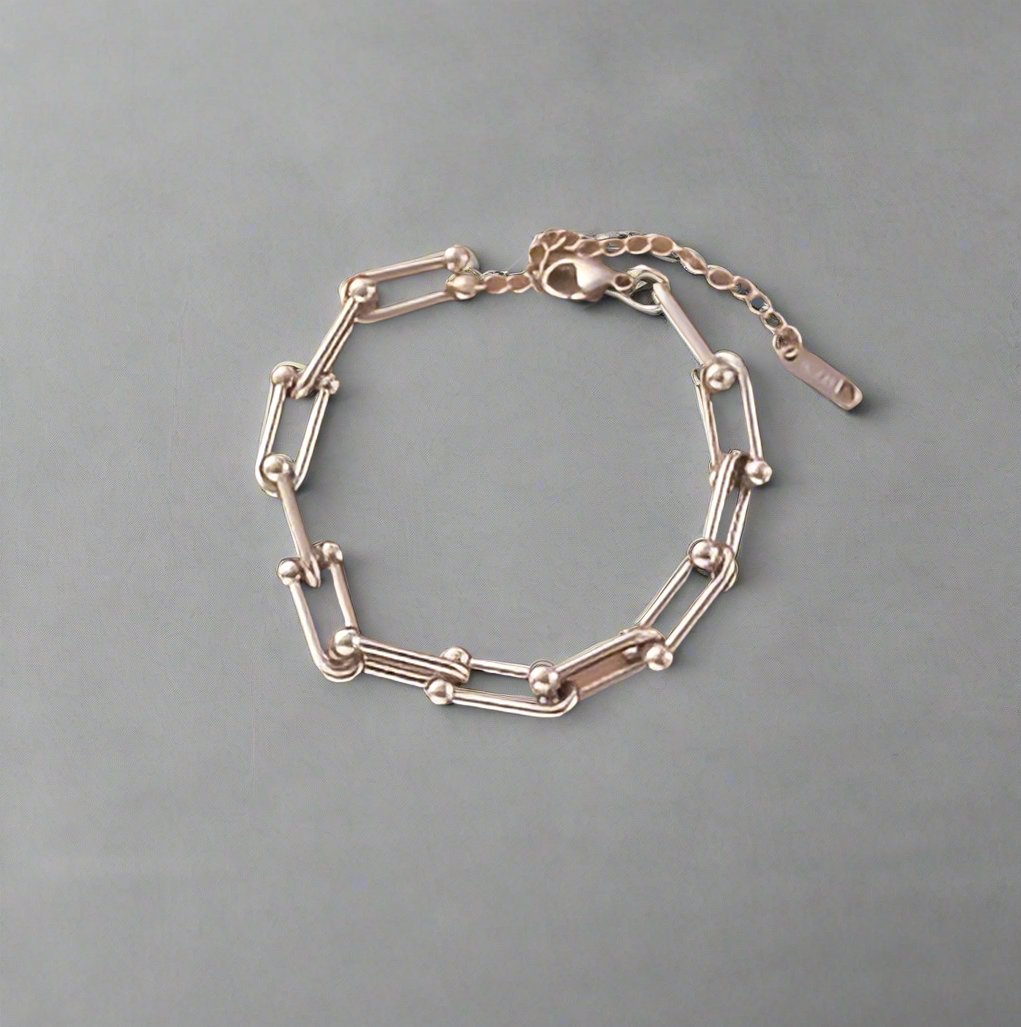 Golden Elegance: The Modern Link Bracelet